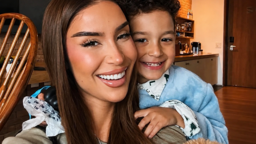 Bianca Andrade posa sorrindo ao lado do filho Cris em momento familiar