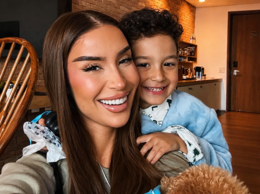 Bianca Andrade posa sorrindo ao lado do filho Cris em momento familiar