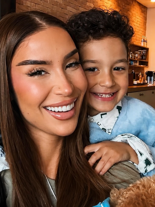 Bianca Andrade posa sorrindo ao lado do filho Cris em momento familiar