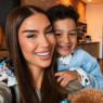 Bianca Andrade posa sorrindo ao lado do filho Cris em momento familiar