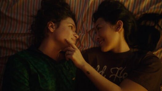 Bruna Linzmeyer e Ana Hikari aparecem próximas em cena da série brasileira Amora