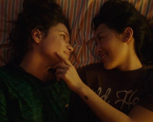 Bruna Linzmeyer e Ana Hikari aparecem próximas em cena da série brasileira Amora