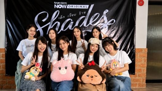 Elenco de Shades em entrevista sobre bastidores, casais e fãs da série GL tailandesa