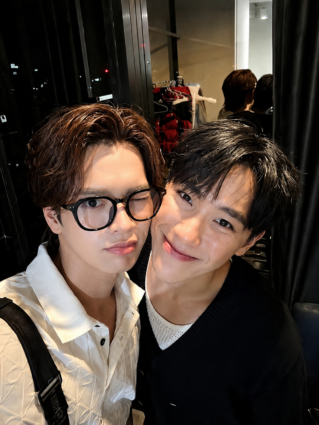 JuniorMark atores tailandeses em selfie nos bastidores de evento ligado ao entretenimento asiático