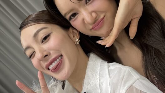 Enjoy e June em selfie relacionada ao universo das séries GL e ao fandom Girls Love