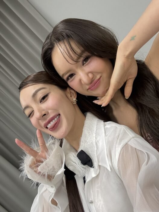 Enjoy e June em selfie relacionada ao universo das séries GL e ao fandom Girls Love