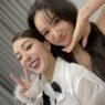 Enjoy e June em selfie relacionada ao universo das séries GL e ao fandom Girls Love