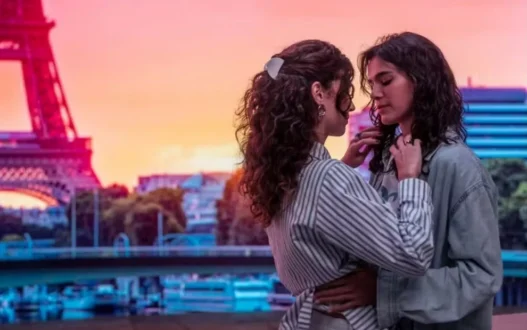 Bruna Marquezine e Alanis Guillen em cena romântica de Amor da Minha Vida, série do Disney+