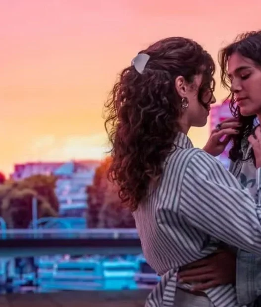 Bruna Marquezine e Alanis Guillen em cena romântica de Amor da Minha Vida, série do Disney+