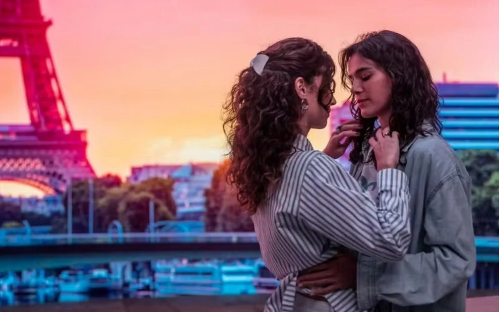 Bruna Marquezine e Alanis Guillen em cena romântica de Amor da Minha Vida, série do Disney+