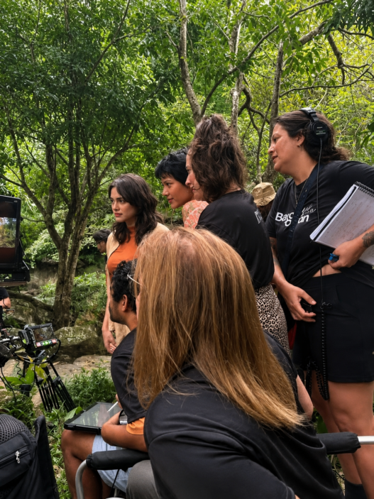 Natália Toledo e equipe de produção acompanham uma cena de Beyond The Ocean durante as filmagens no Ceará