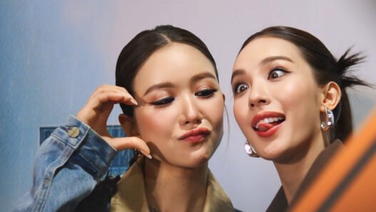 Enjoy Thidarat e June Nannirin, dupla GL EnjoyJune, posam juntas em selfie descontraída