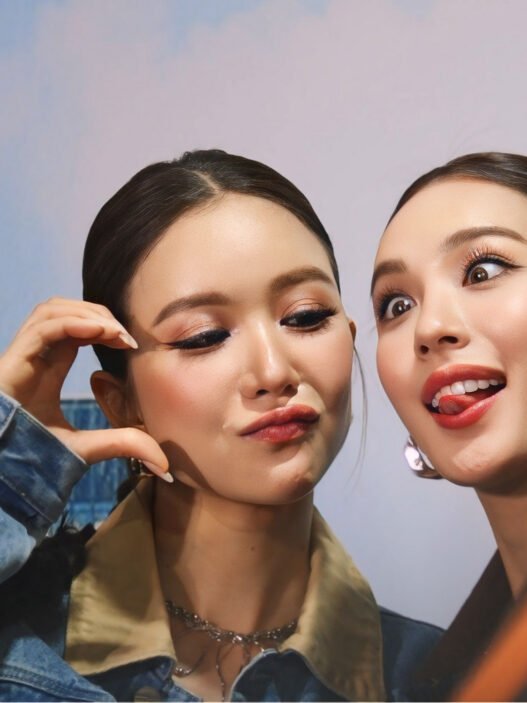 Enjoy Thidarat e June Nannirin, dupla GL EnjoyJune, posam juntas em selfie descontraída