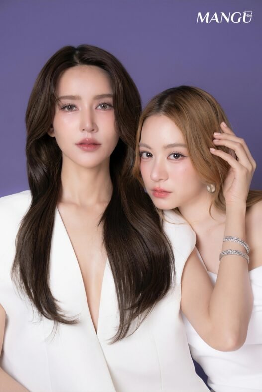 Ice Amena e Memi Muanfun, conhecidas como IceMemi, em ensaio para revista após protagonizarem a série GL Player