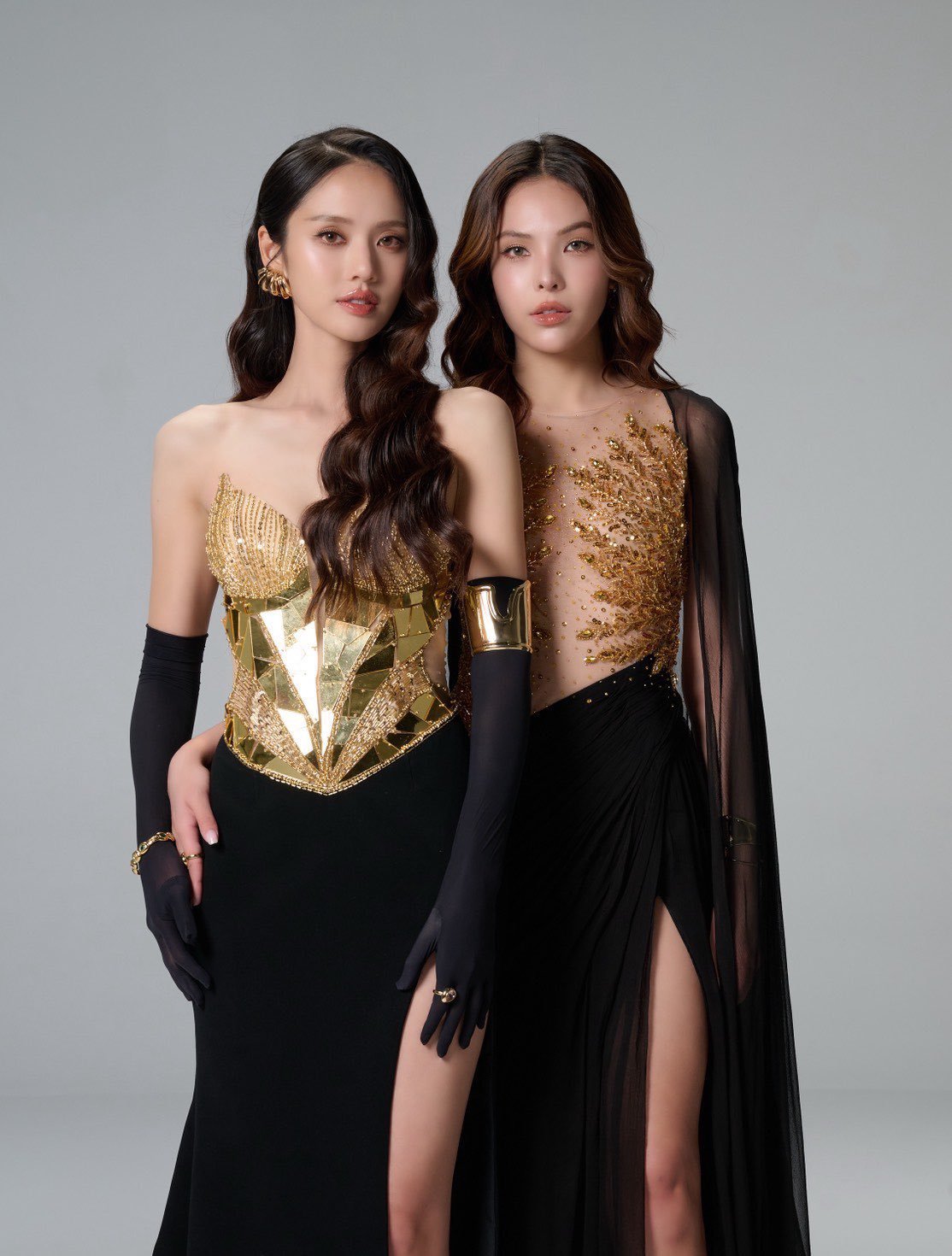 LMSY  do universo Girls Love usando vestidos dourado e preto em ensaio fotográfico