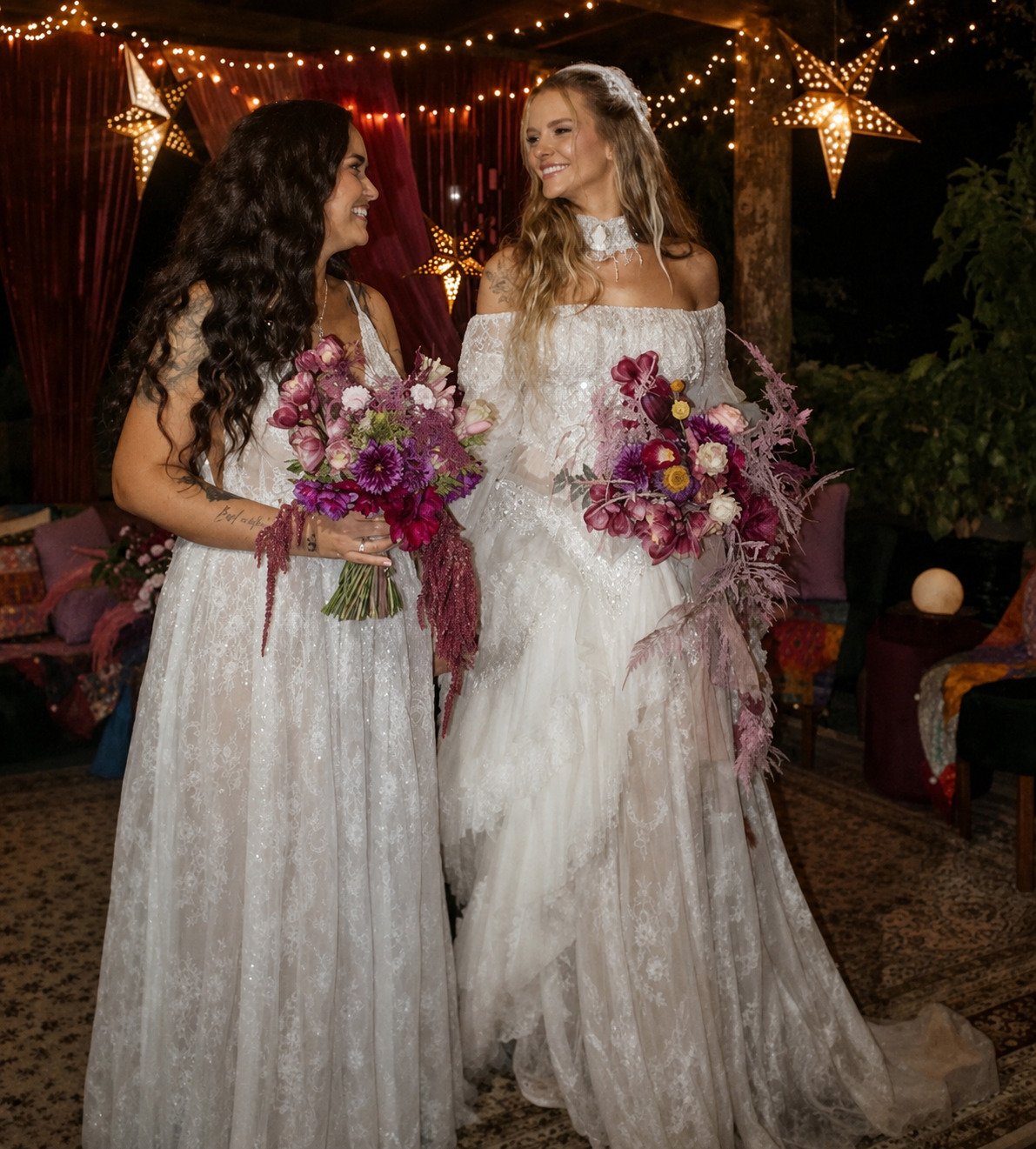 Marcela Mc Gowan e Luiza Martins com vestidos de noiva e buquês durante casamento em São Paulo
