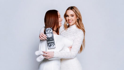 Mari Fernandez e Júlia Ribeiro durante anúncio da gravidez do primeiro bebê