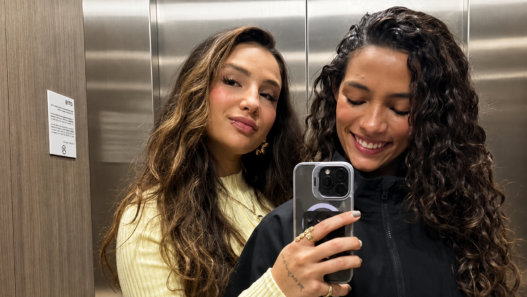 Rayssa Leal e Duda Wilken posam juntas diante do espelho após assumirem publicamente o relacionamento