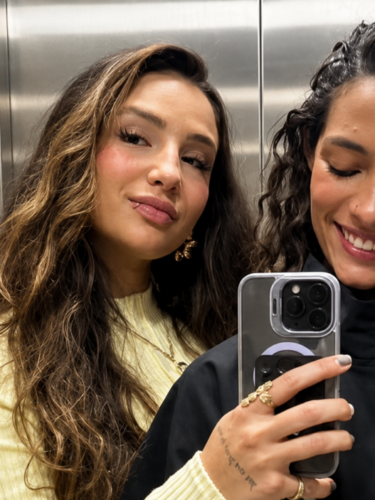 Rayssa Leal e Duda Wilken posam juntas diante do espelho após assumirem publicamente o relacionamento