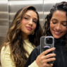 Rayssa Leal e Duda Wilken posam juntas diante do espelho após assumirem publicamente o relacionamento