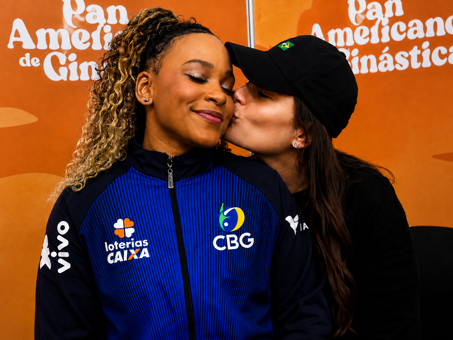 Rebeca Andrade recebe um beijo no rosto de Gisele durante evento de ginástica