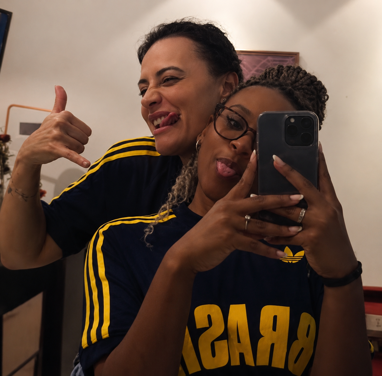Rebeca Andrade e Gisele aparecem abraçadas em selfie descontraída usando camisetas do Brasil