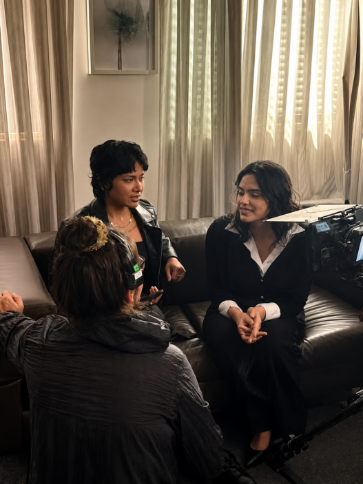 Silvy Pavida e Natália Toledo durante os bastidores de uma cena da websérie GL Beyond The Ocean no Ceará