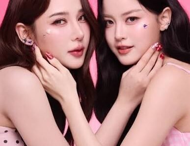 Imagem promocional da dupla TanYada, formada por Tan Duangkaew e Yada Narilya, protagonistas da série GL Play Park