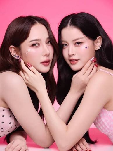 Imagem promocional da dupla TanYada, formada por Tan Duangkaew e Yada Narilya, protagonistas da série GL Play Park