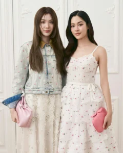 Lingling Kwong e Orm Kornnaphat juntas durante compromisso público