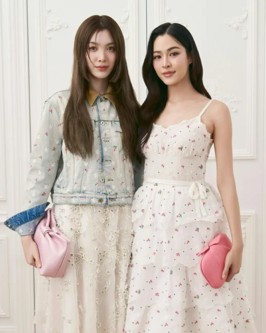 Lingling Kwong e Orm Kornnaphat juntas durante compromisso público