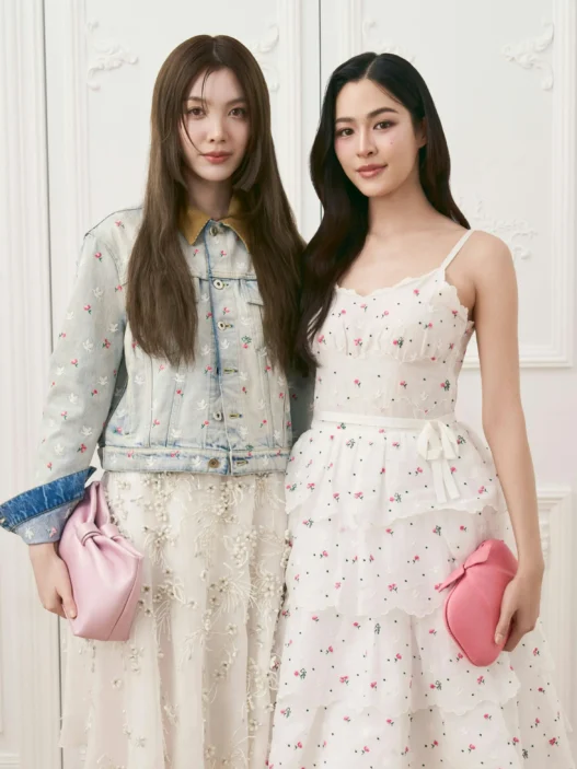 Lingling Kwong e Orm Kornnaphat juntas durante compromisso público