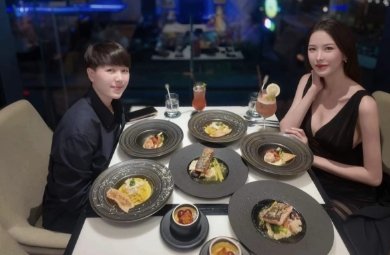 PuiNon aparece jantando com a namorada em um restaurante