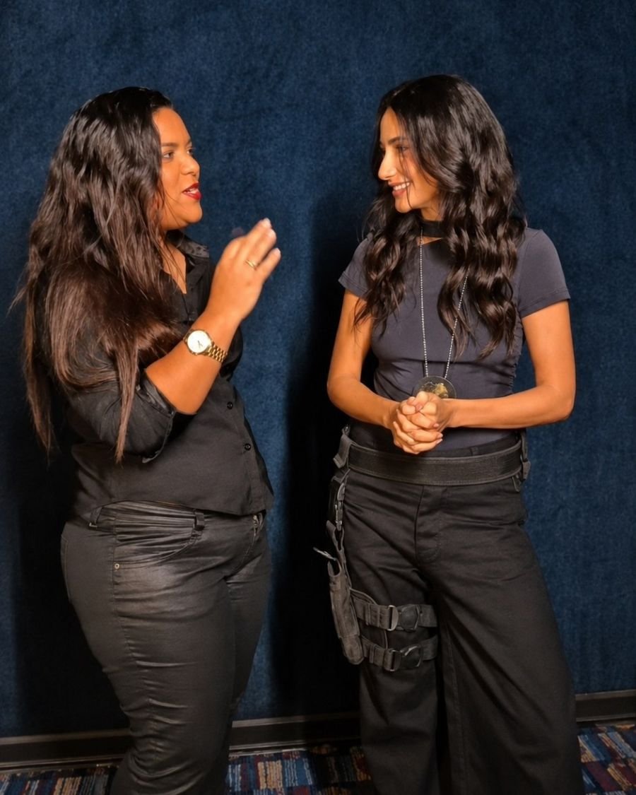 Raíssa Manzouque durante entrevista com Amanda Simão