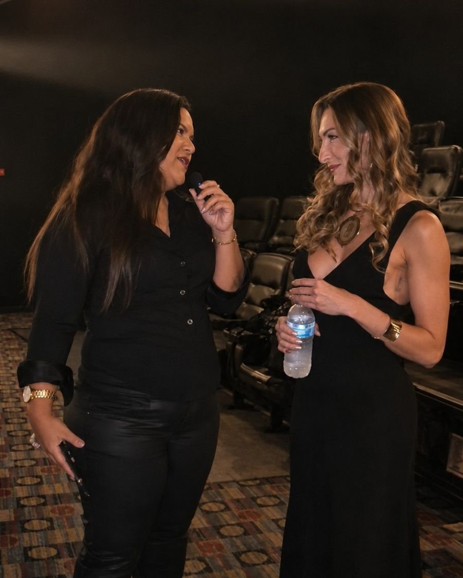 Raíssa Manzouque durante entrevista com Sofia Starling
